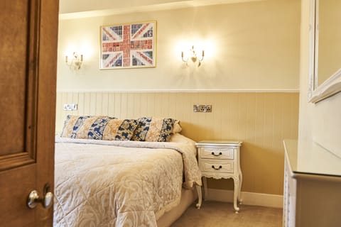 Deluxe Triple Room | Iron/ironing board, free WiFi, bed sheets