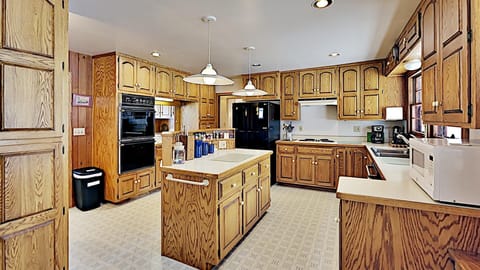 Cabin, Multiple Beds, Kitchen | Private kitchen | Fridge, microwave, oven, stovetop