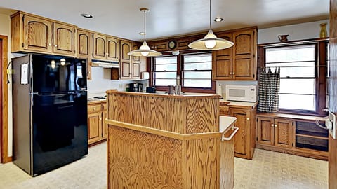 Cabin, Multiple Beds, Kitchen | Private kitchen | Fridge, microwave, oven, stovetop