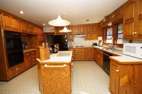 Cabin, Multiple Beds, Kitchen | Private kitchen | Fridge, microwave, oven, stovetop