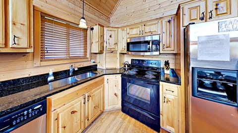 Cabin, Multiple Beds, Kitchen | Private kitchen | Fridge, microwave, oven, stovetop