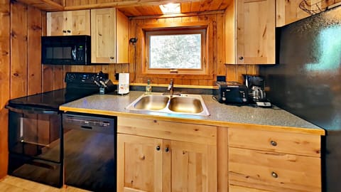 Cabin, Multiple Beds, Kitchen | Private kitchen | Fridge, microwave, oven, stovetop