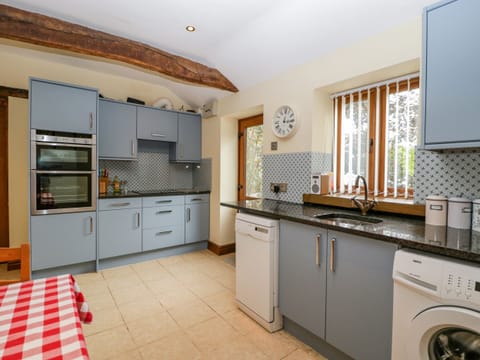 Cottage | Private kitchen | Fridge, dishwasher, electric kettle, toaster