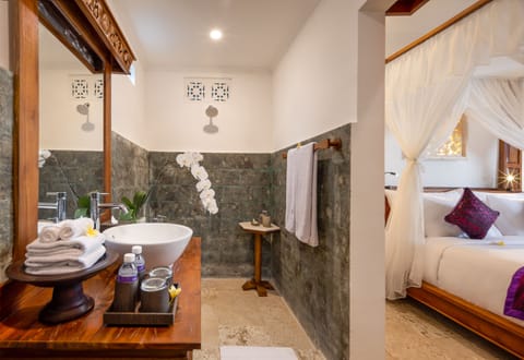 One Bedroom Suite | Bathroom | Shower, rainfall showerhead, free toiletries, hair dryer