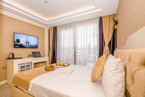 Economy Double Room | Premium bedding, free minibar, in-room safe, desk