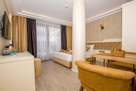 Standard Room | Premium bedding, free minibar, in-room safe, desk