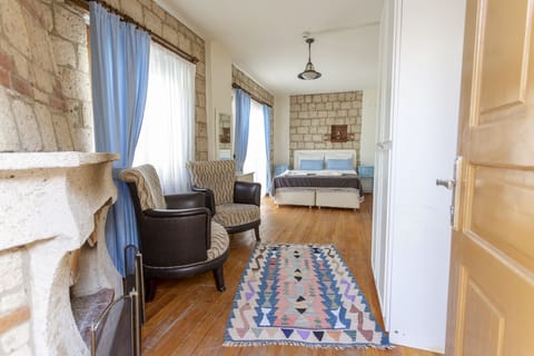 Elite Room, Fireplace | Free WiFi