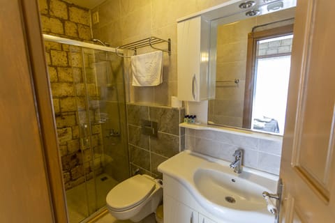 Elite Room, Fireplace | Bathroom