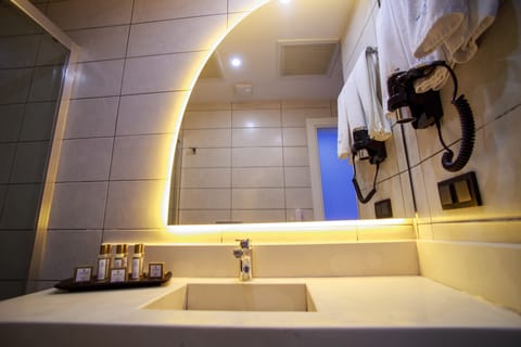 Superior Twin Room | Bathroom | Shower, rainfall showerhead, free toiletries, hair dryer