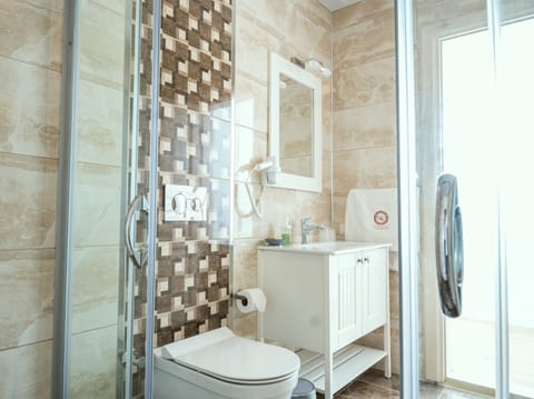 Deluxe Room | Bathroom | Shower, hair dryer, towels, soap