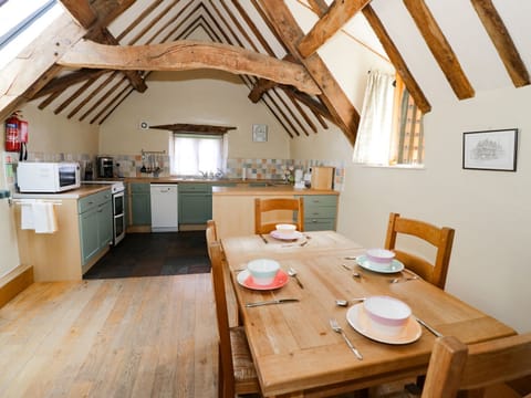 Cottage | Private kitchen | Fridge, dishwasher, cookware/dishes/utensils