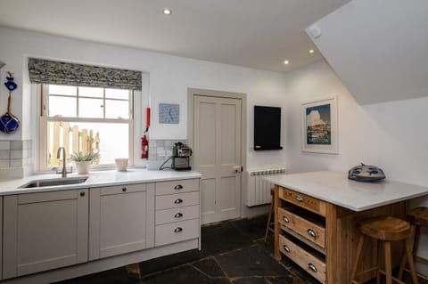 Cottage | Private kitchen | Fridge, dishwasher, cookware/dishes/utensils