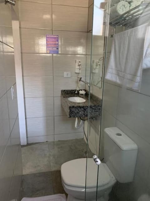 Family Room | Bathroom | Shower, free toiletries, hair dryer, towels