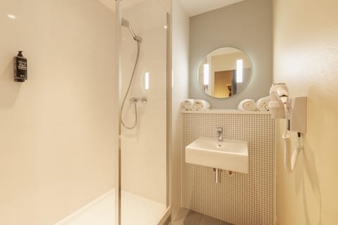 Standard Room, 1 Double Bed | Bathroom | Eco-friendly toiletries, hair dryer, towels