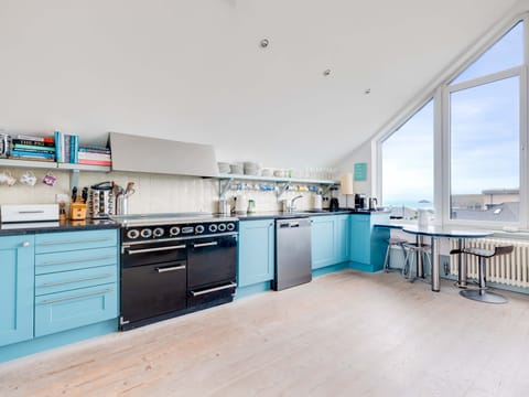 Cottage | Private kitchen | Fridge, dishwasher, cookware/dishes/utensils