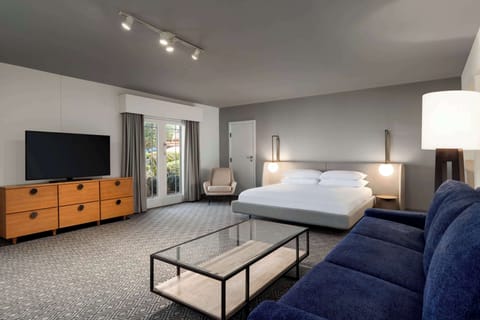 Suite, 1 King Bed | Premium bedding, in-room safe, desk, laptop workspace