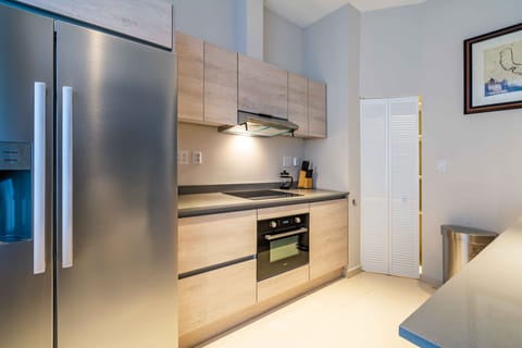 Apartment (2 Bedrooms) | Private kitchen | Full-size fridge, microwave, oven, coffee/tea maker