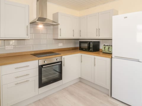 Cottage | Private kitchen | Dishwasher, cookware/dishes/utensils