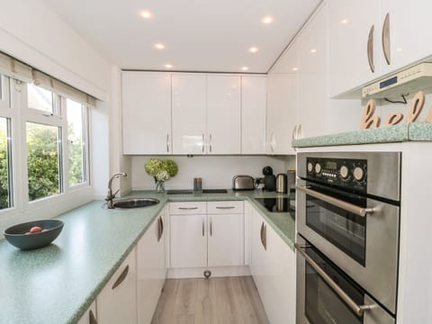 Cottage | Private kitchen | Fridge, dishwasher, electric kettle, toaster