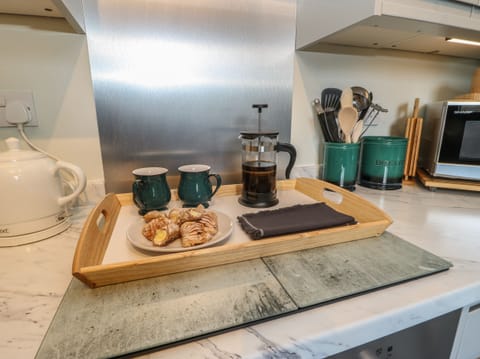 Cottage | Private kitchen | Fridge, dishwasher, cookware/dishes/utensils