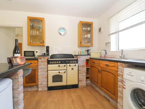 Cottage | Private kitchen | Fridge, electric kettle, toaster, cookware/dishes/utensils