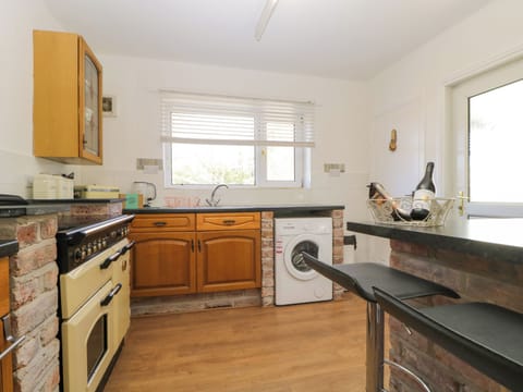 Cottage | Private kitchen | Fridge, electric kettle, toaster, cookware/dishes/utensils