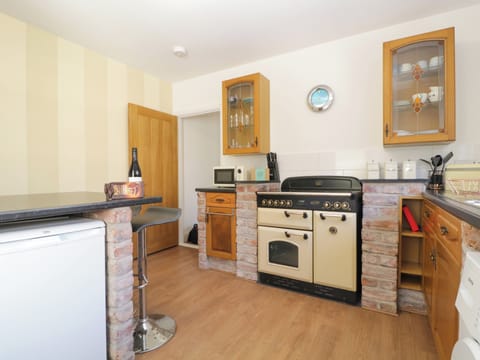 Cottage | Private kitchen | Fridge, electric kettle, toaster, cookware/dishes/utensils