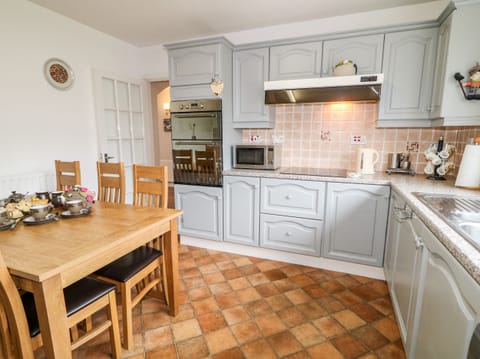 Cottage | Private kitchen | Fridge, dishwasher, electric kettle, toaster