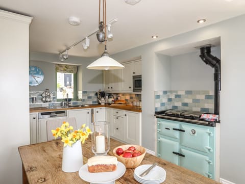 Cottage | Private kitchen | Dishwasher, cookware/dishes/utensils