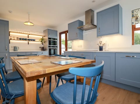 Cottage | Private kitchen | Fridge, dishwasher, electric kettle, toaster