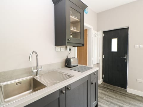 Cottage | Private kitchen | Fridge, electric kettle, toaster, cookware/dishes/utensils