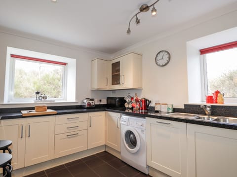 Cottage | Private kitchen | Fridge, dishwasher, electric kettle, toaster