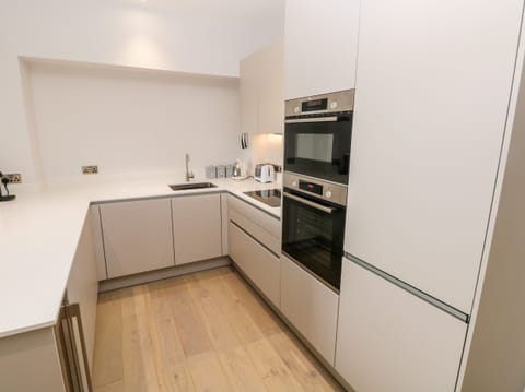 Cottage | Private kitchen | Fridge, dishwasher, electric kettle, toaster