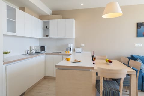 Junior Suite, Mountain View | Private kitchen | Mini-fridge, microwave, stovetop, coffee/tea maker