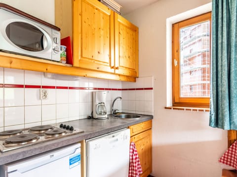 Appartement 2 chambres 6 personnes | Private kitchen | Microwave, stovetop, dishwasher, coffee/tea maker