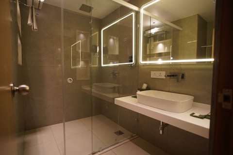 Premium Studio Suite | Bathroom | Shower, hydromassage showerhead, free toiletries, slippers