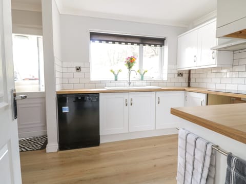 Cottage | Private kitchen | Fridge, dishwasher, electric kettle, toaster