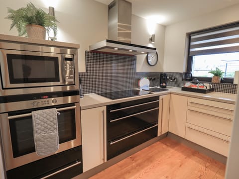 Cottage | Private kitchen | Fridge, dishwasher, electric kettle, toaster