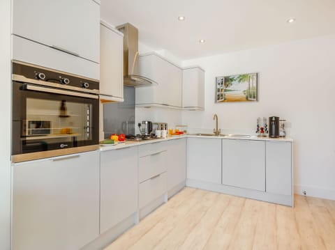 Cottage | Private kitchen | Fridge, dishwasher, electric kettle, toaster