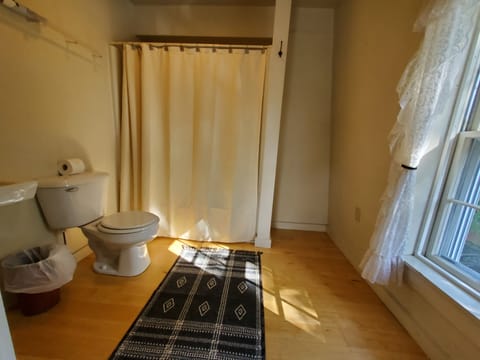 Maple Street- Room 12 | Bathroom | Free toiletries, towels