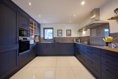 Cottage | Private kitchen | Fridge, dishwasher, electric kettle, cookware/dishes/utensils