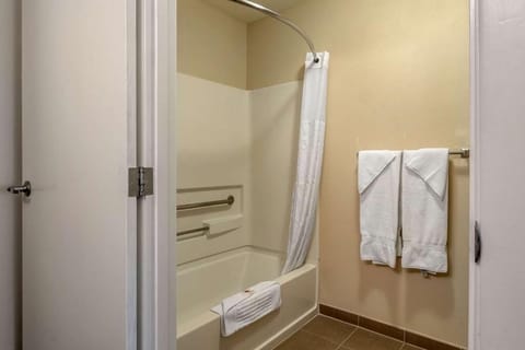 Combined shower/tub, hair dryer, towels