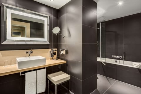 Superior Room | Bathroom | Eco-friendly toiletries, towels