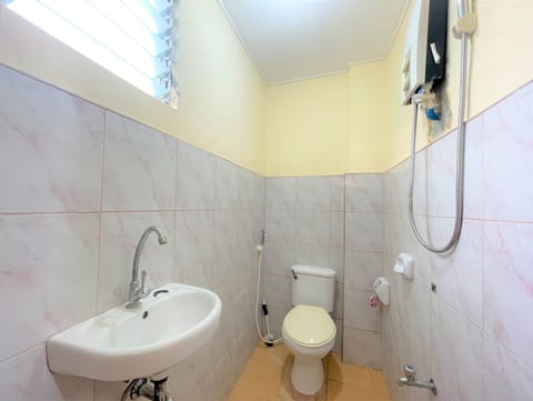 Family Room | Bathroom | Shower, bidet, towels, soap