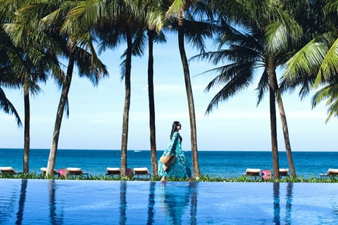 Outdoor pool, pool umbrellas, sun loungers