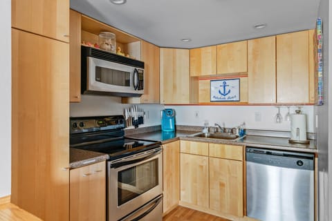 Condo, 1 Queen Bed with Sofa bed, Balcony, Ocean View | Private kitchen | Fridge, microwave, oven, stovetop