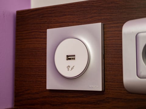 Desk, free WiFi, alarm clocks