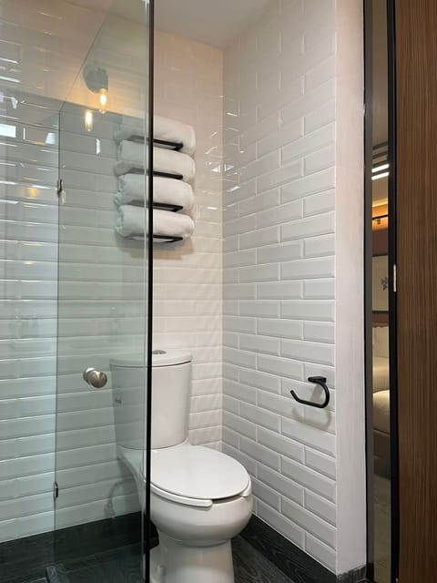 Executive House | Bathroom | Shower, rainfall showerhead, free toiletries, hair dryer