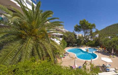 Outdoor pool, pool umbrellas, sun loungers