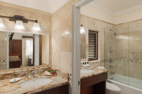 Family Suite (Cottage) | Bathroom | Combined shower/tub, free toiletries, hair dryer, towels